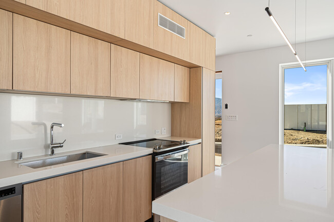 Building Photo - 13852 Scenic Crest Cir