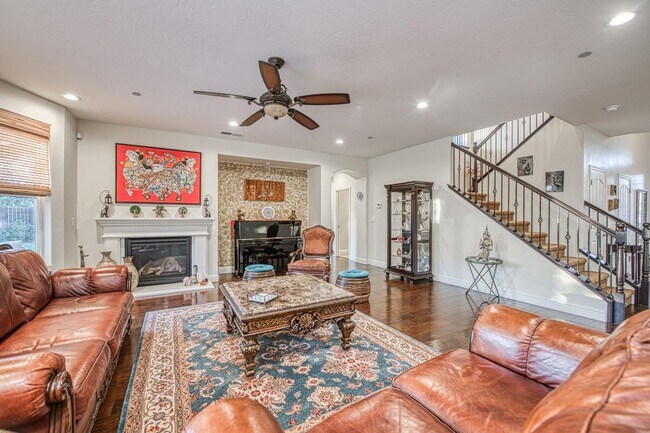 Building Photo - Spacious Home on Oversized Lot with Pool and Solar!