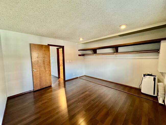 Building Photo - One-bedroom Condo with incredible view of Space Needle from Living Room!!!!!!