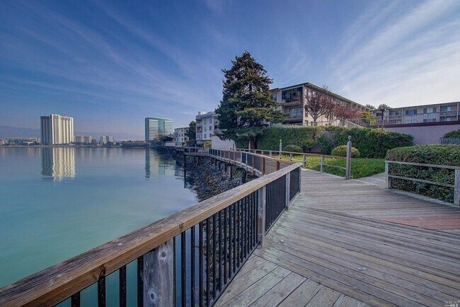 Building Photo - 1 BEDROOM / 1 BATH CONDO AVAILABLE AT WATERGATE COMPLEX IN EMERYVILLE!!!