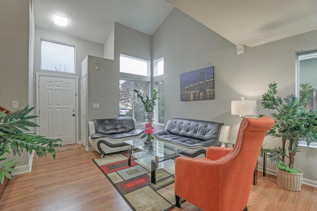 Building Photo - Beautiful Bright and Airy 4-Bedroom House ...
