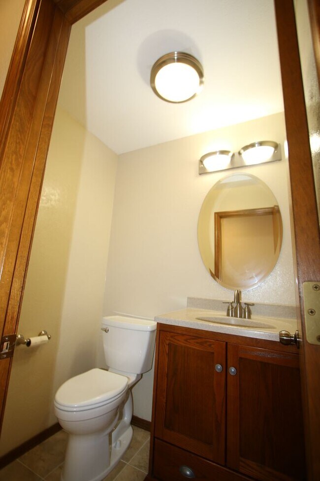 Building Photo - 4 Bedroom Eagle River Home!