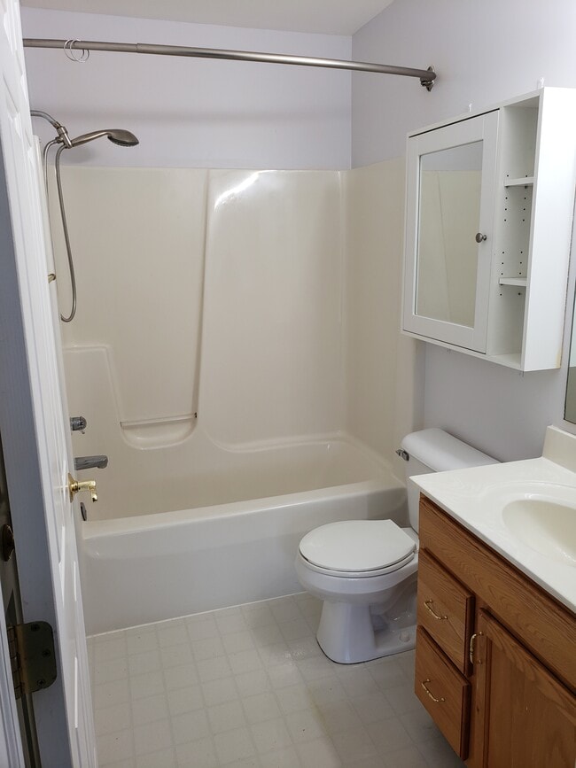 Building Photo - 3910 Old Elm Dr SE