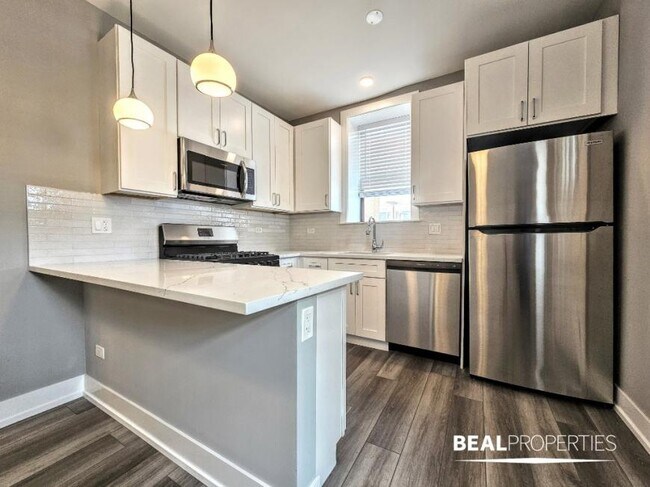Building Photo - 2 bedroom in CHICAGO IL 60613