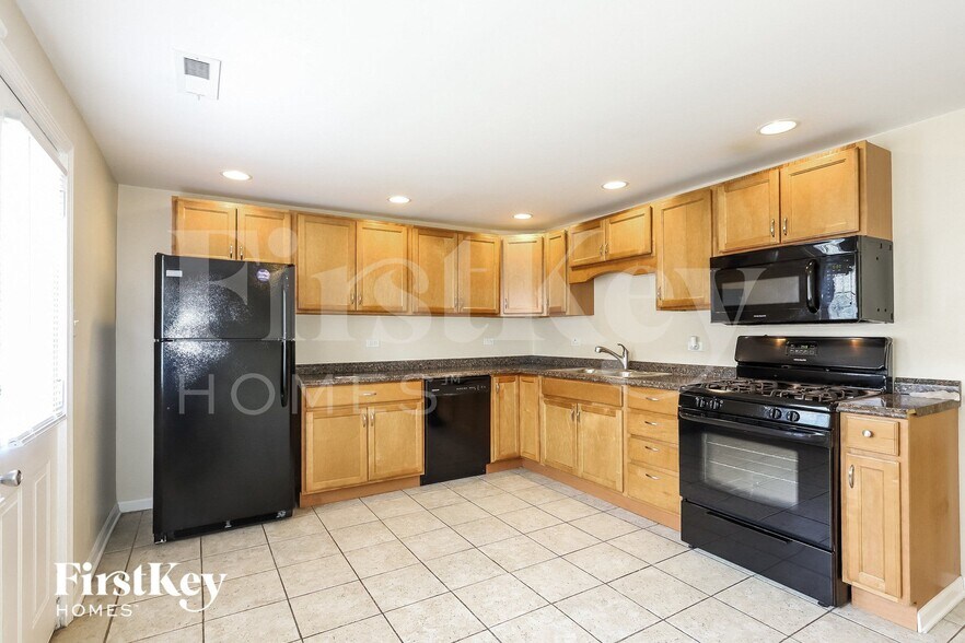 Building Photo - 5141 Oak Center Dr