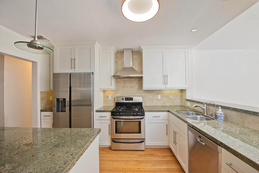 Building Photo - 13964 Peach Grove St