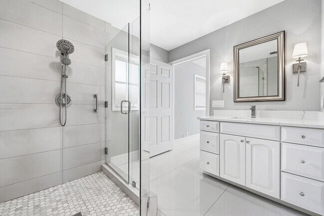 Building Photo - 417 N Country Club Dr