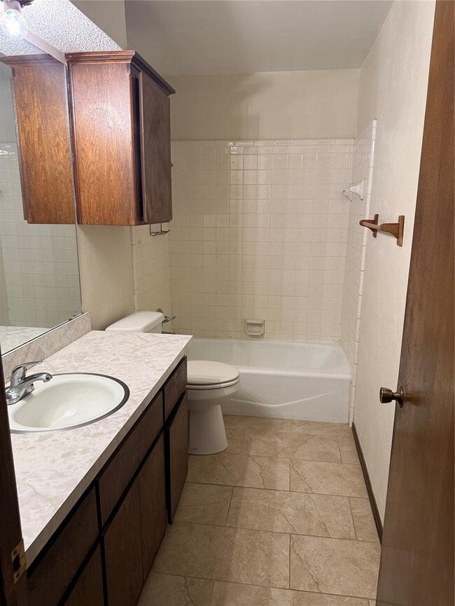 Building Photo - 1018 Summerton Pl
