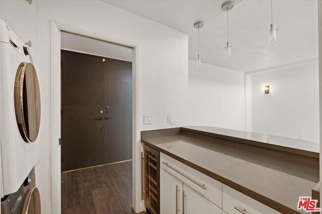 Building Photo - 2175 S Beverly Glen Blvd