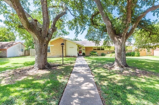 Building Photo - 11 10th Ave N