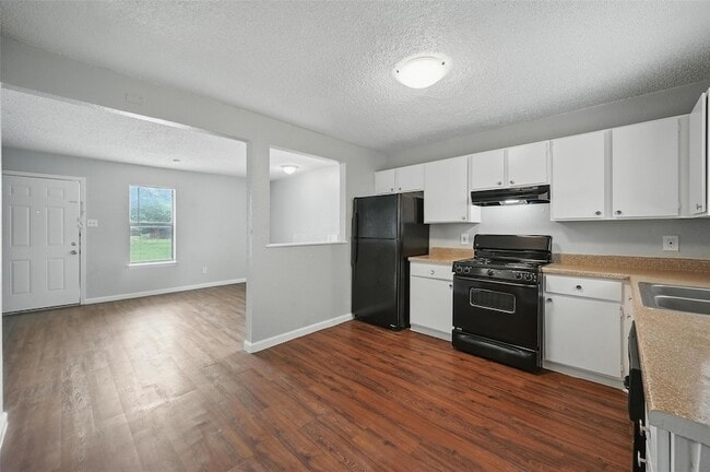 Building Photo - 3048 Tudor Ln