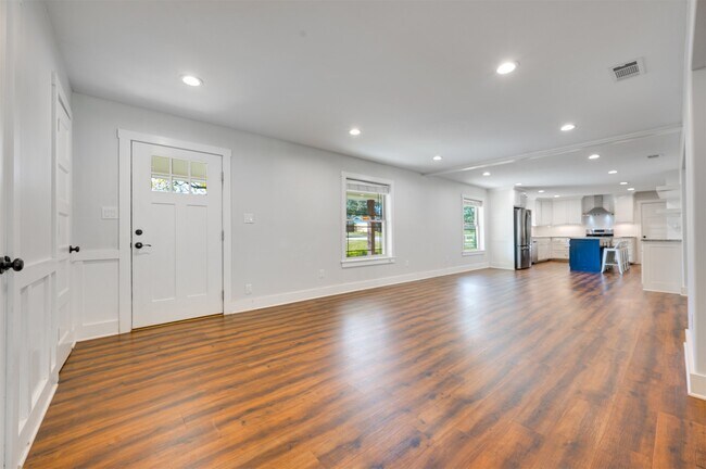 Building Photo - 215 Perryman Rd