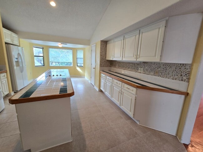 Building Photo - Rarely Available 3 bed/ 2 bath in Hidden River in Myakka