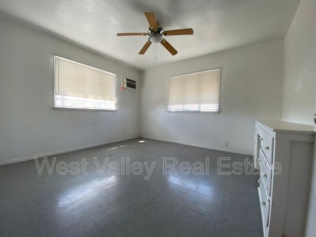 Building Photo - 155 1/2 North