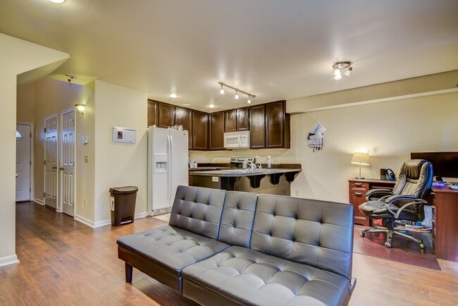 Building Photo - Spacious 2 Bedroom, 2.5 Bathroom Townhome ...