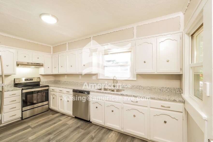 Building Photo - 1305 E 59th St