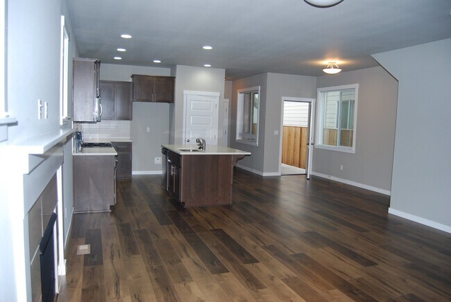 Building Photo - 3 Bedroom 2.5 Bath Newberg