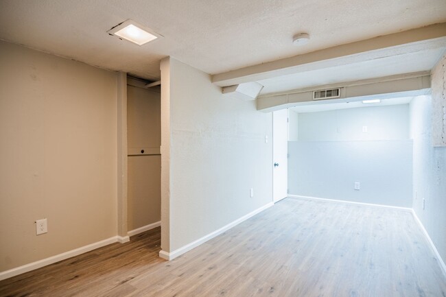 Building Photo - HALF OFF FIRST MONTH - Large 3BR PLUS Bonu...