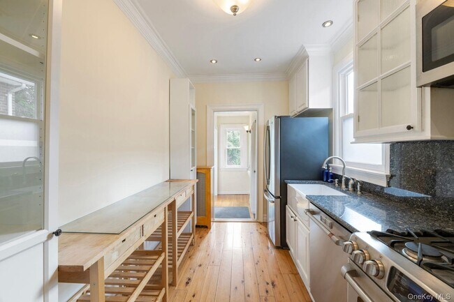 Building Photo - 216 Lakeview Pl