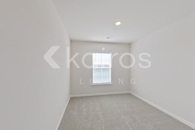 Building Photo - 2461 Banyan Cir