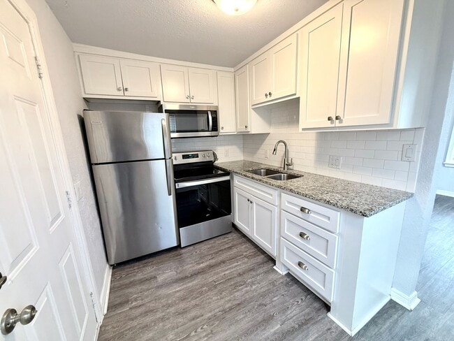 Building Photo - Updated Studio Home in Lyons Park Neighborhood!!