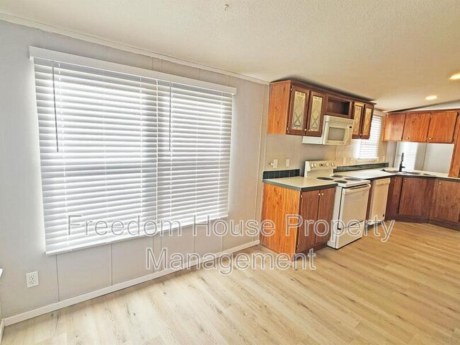 Building Photo - 320 W Comstock Cir S