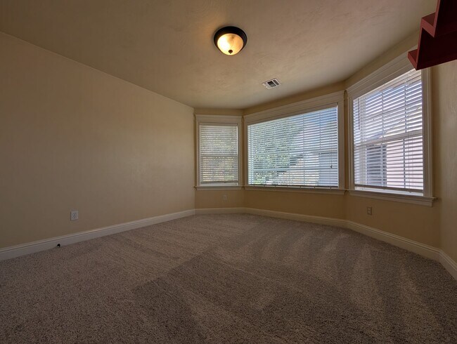 Building Photo - Beautiful 4-Bedroom, 3-Bath Home With Central Heat & A/C!