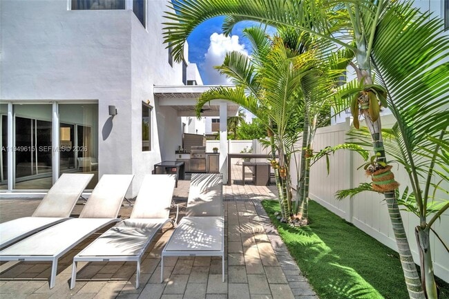 Building Photo - 7457 NW 101 Ave