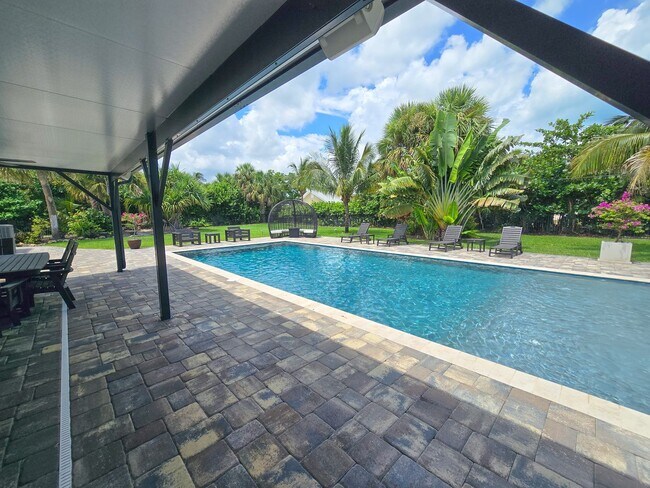 Building Photo - SEASONAL RENTAL - Luxury by the Beach!