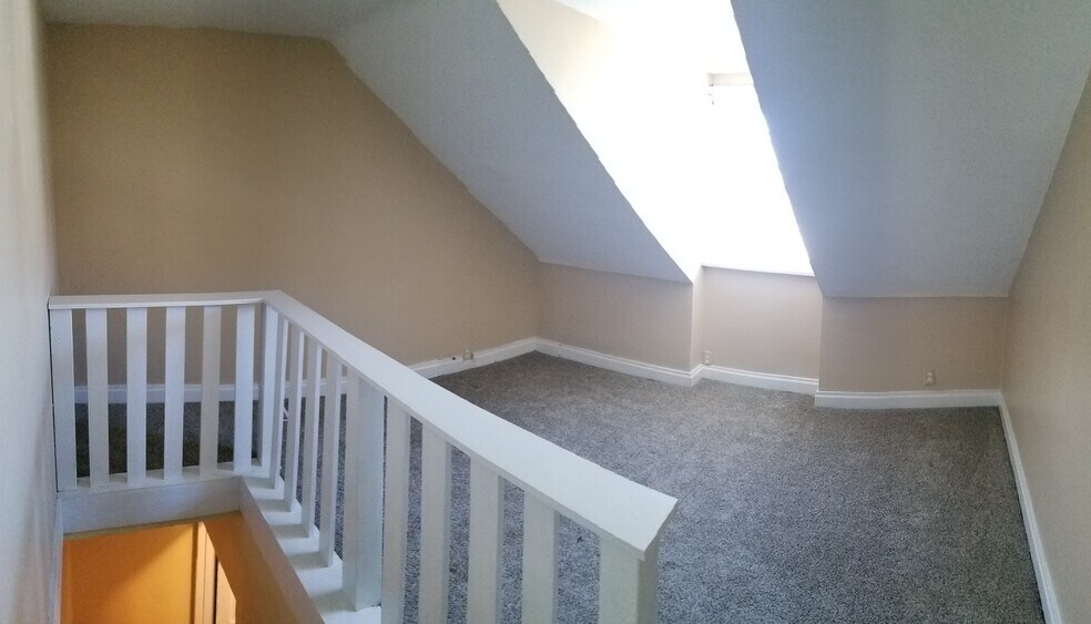 Primary Photo - 208 Ella St