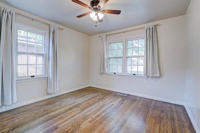 Building Photo - 2433 Gladstone Terrace