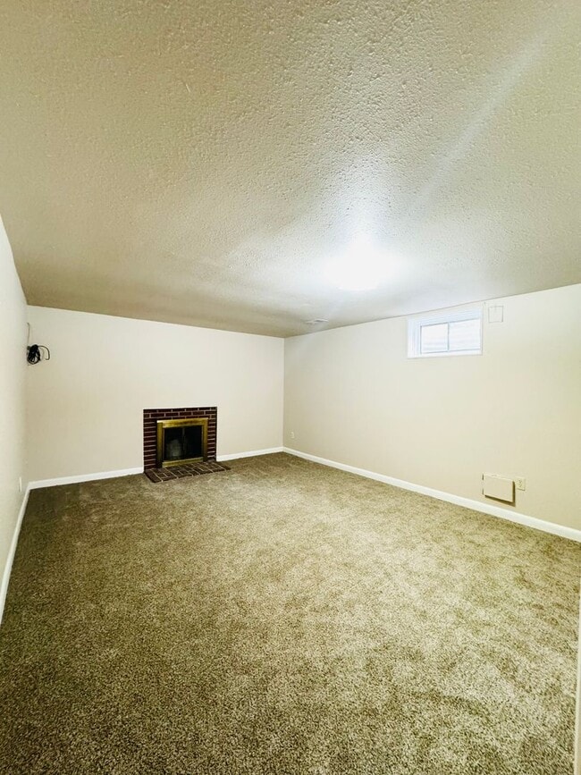 Building Photo - Large 3 Bed, 3 Bath House In Greeley - 4 bonus rooms in basement!