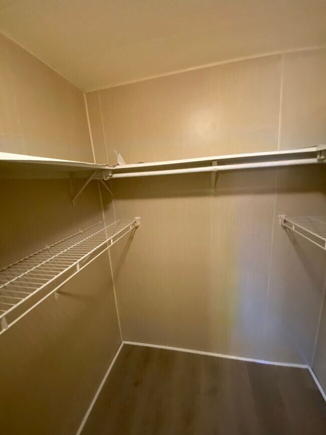 Building Photo - Beautiful 2 + 2, ANNUAL Lease In Orange Bl...