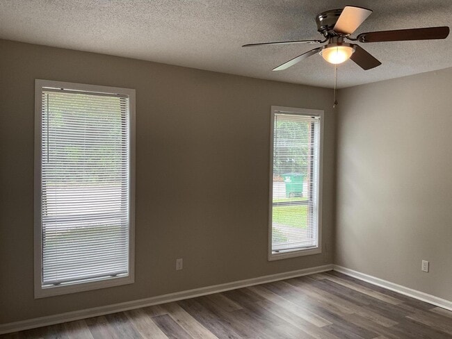 Building Photo - 1546 Hamilton Dr