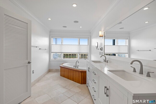 Building Photo - 1 Island Dr