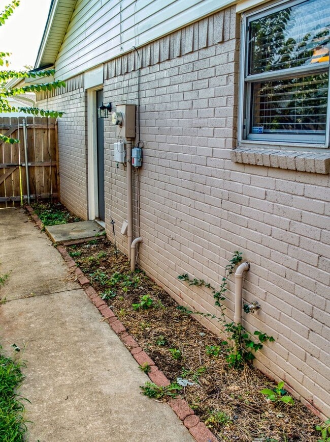 Building Photo - 3 Bedroom 2 Bath home in Shawnee!