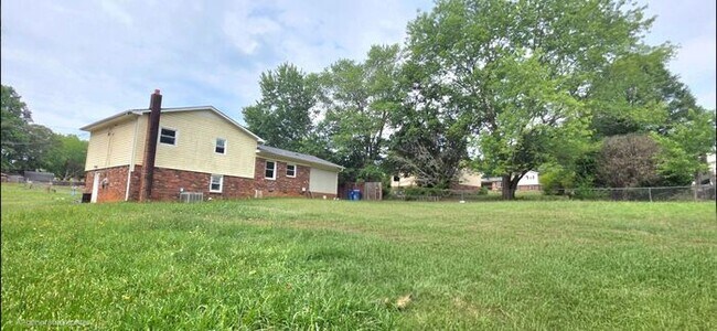Building Photo - Beautifully Renovated 4BD/1BA Home w/ Finished Basement in Hickory!