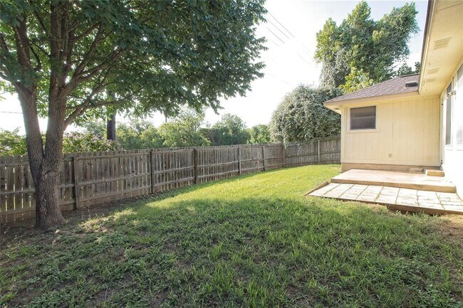 Building Photo - 300 Caladium Ct