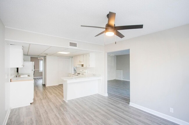 Building Photo - 421 Raintree Dr