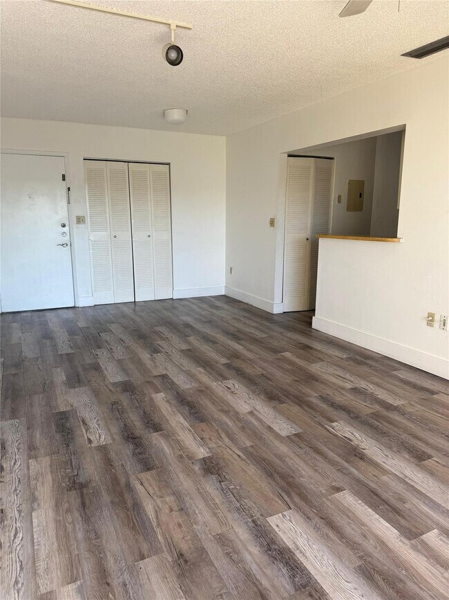 Building Photo - 660 W Park Dr