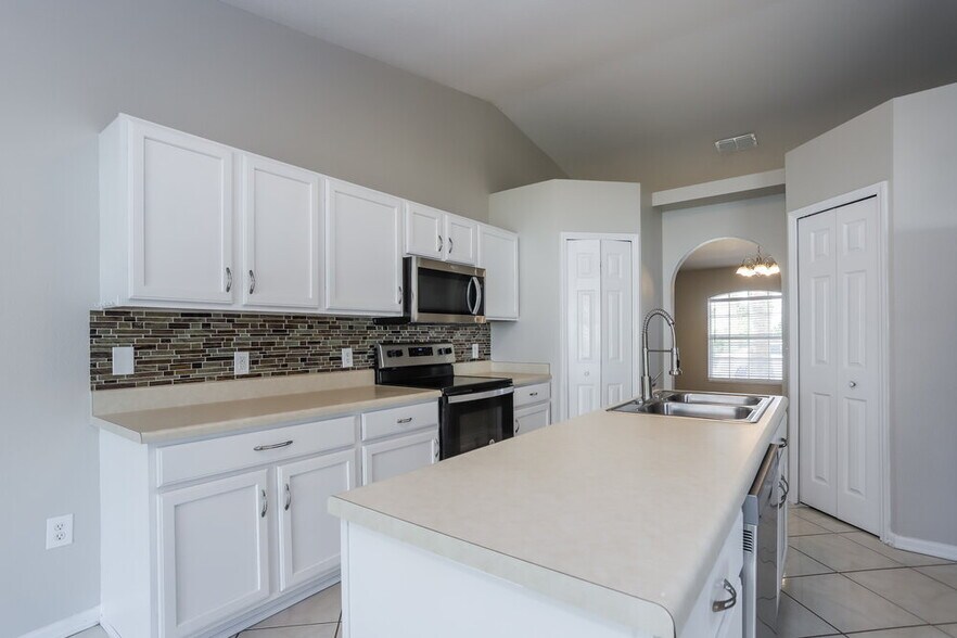 Building Photo - 15 Lake McLeod Dr