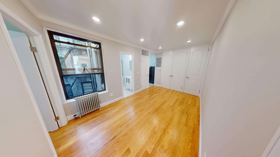 Building Photo - 301 E 85th St