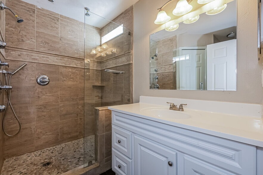 Building Photo - 6637 Summer Haven Dr