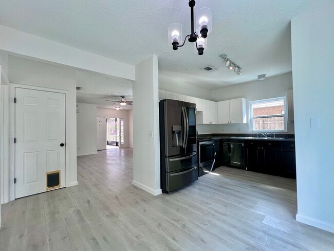 Building Photo - Beautifully Updated 4 bed 2 bath 2 car gar...