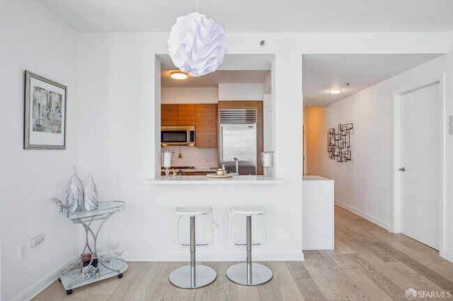 Building Photo - 425 1st St