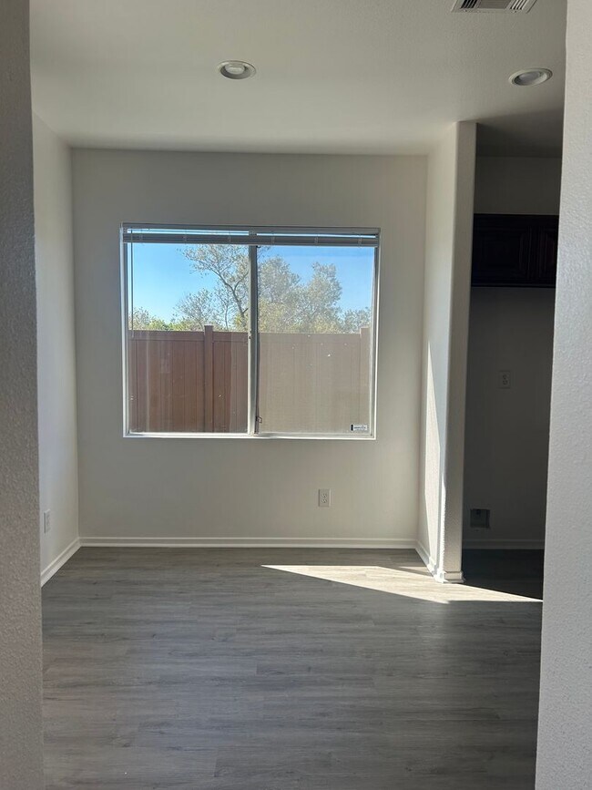 Building Photo - 4BR/2.5BA Townhouse with a view