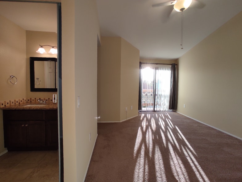 master bed, high ceiling fan - 9428 Twin Trails Dr