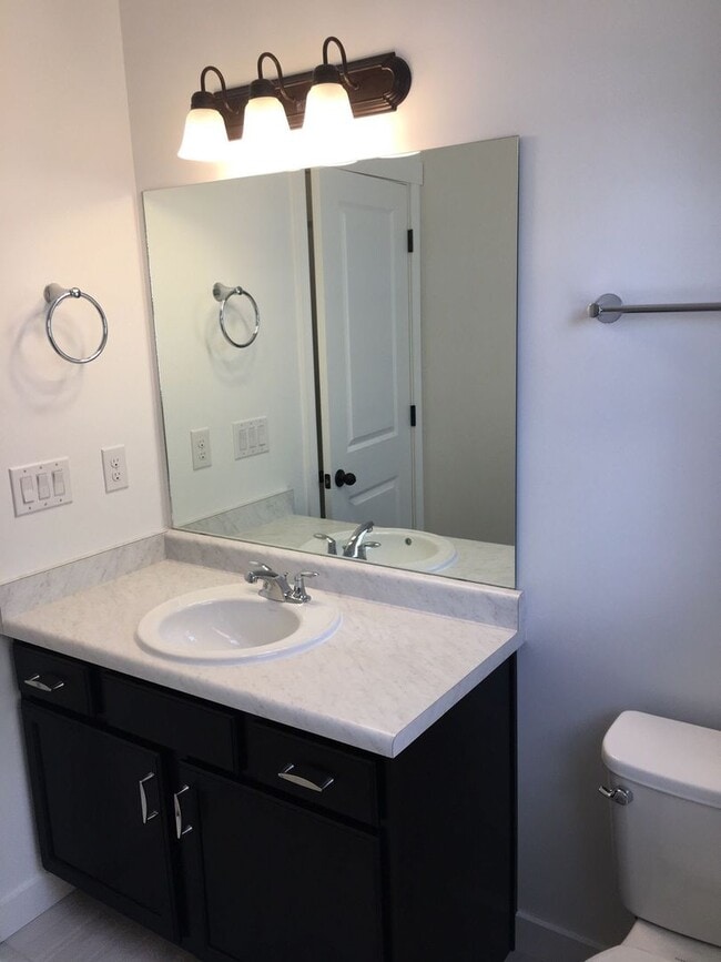 Building Photo - Pet Friendly Gorgeous Row End Townhome w 2...