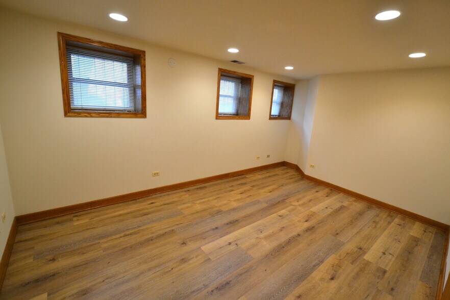 Building Photo - 3767 N Lakewood Ave