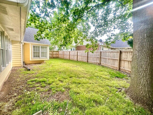 Building Photo - Renovated 3 Bedroom 2 Bath in Hendersonvil...